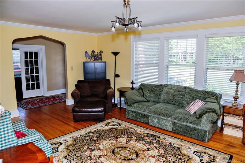 26 NE 8th Ave, Hickory, NC 28601