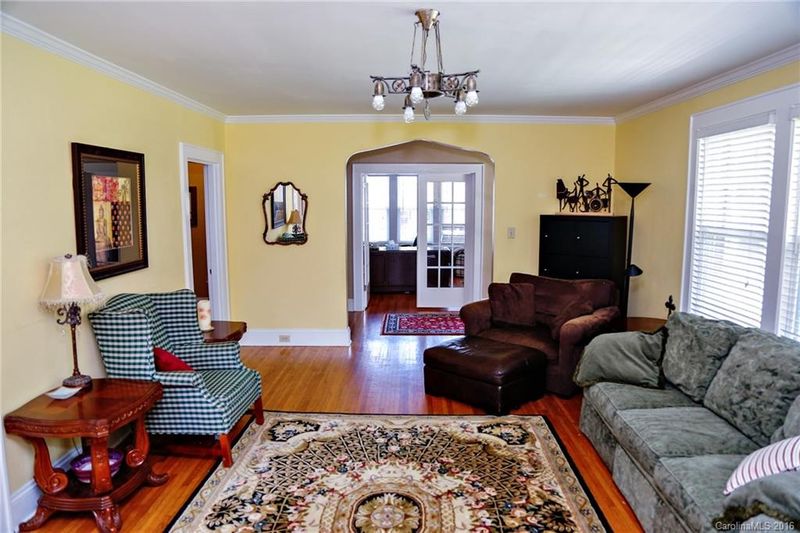 26 NE 8th Ave, Hickory, NC 28601