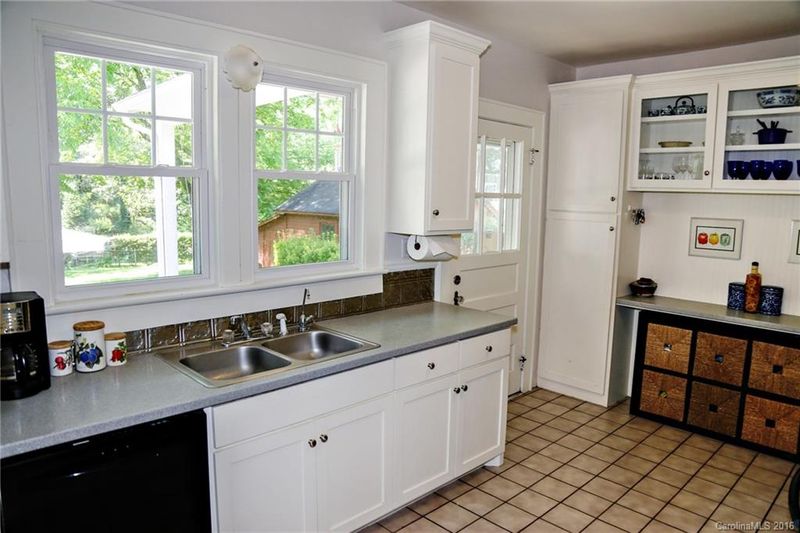 26 NE 8th Ave, Hickory, NC 28601