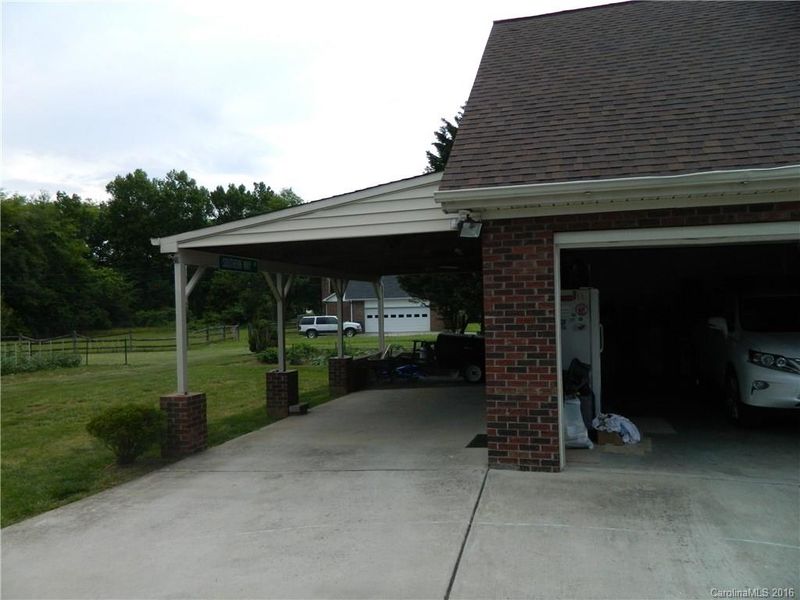 2580 Whispering Oaks Dr, Harrisburg, NC 28075