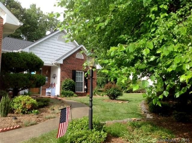 1417 34th Avenue Ln, Hickory, NC 28601