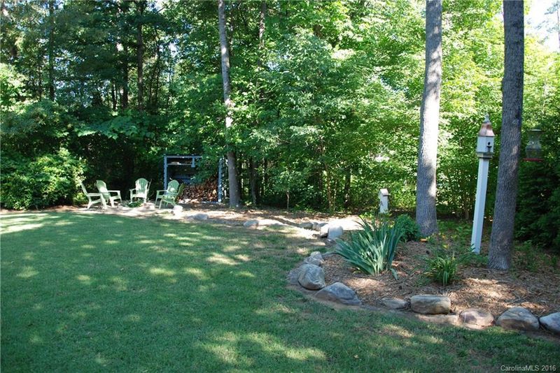4613 Valley View Dr, Belmont, NC 28012