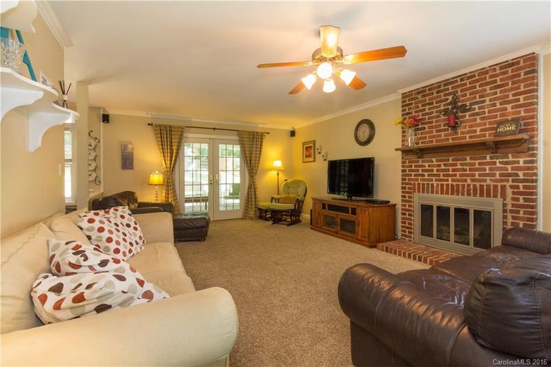 6322 S Point Dr, Charlotte, NC 28277
