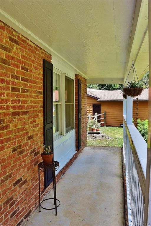 525 Regency Dr, Charlotte, NC 28211