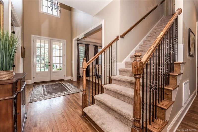 2001 Viscount Dr, Matthews, NC 28104