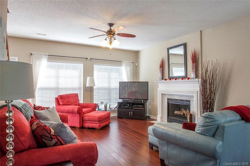 8801 Elkins Park Dr, Matthews, NC 28105