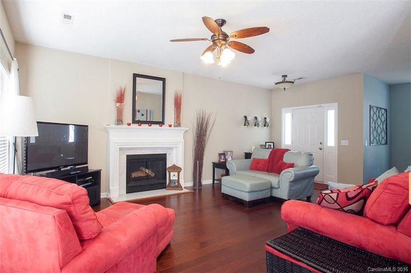 8801 Elkins Park Dr, Matthews, NC 28105