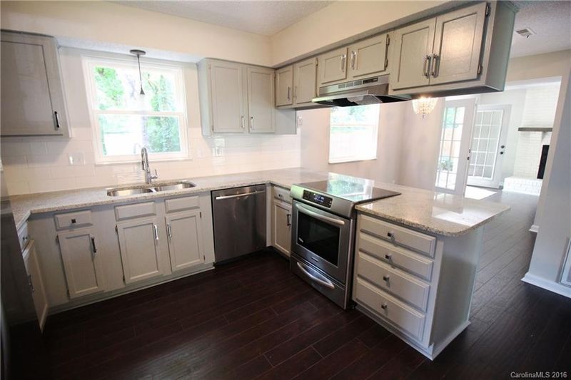 6620 Rollingridge Dr, Charlotte, NC 28211