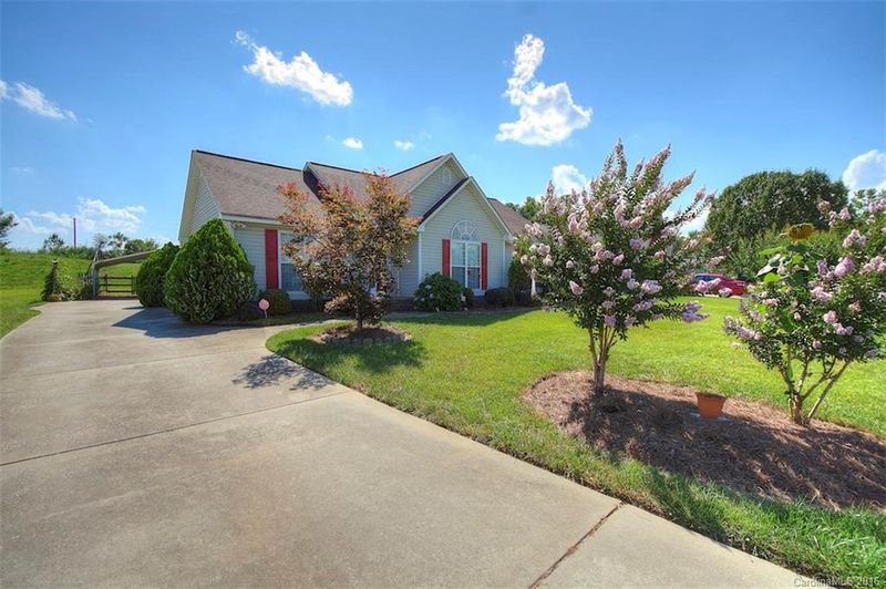 612 White Oak Ln, Matthews, NC 28104