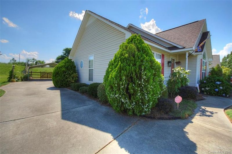 612 White Oak Ln, Matthews, NC 28104