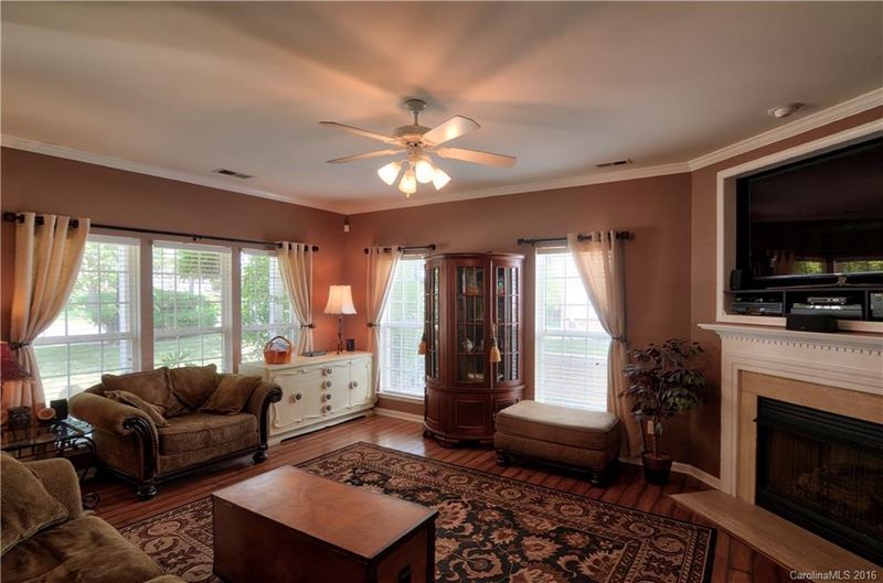 10000 Glencrest Dr, Huntersville, NC 28078