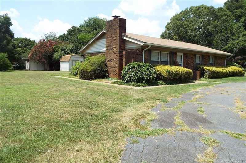 1901 Crandon Dr, Charlotte, NC 28216