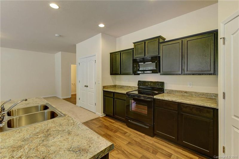 2500 Meadow Crossing Dr, Dallas, NC 28034