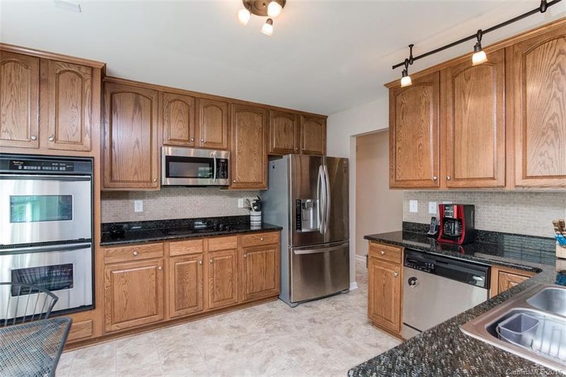 3922 Cameron Creek Dr, Matthews, NC 28105