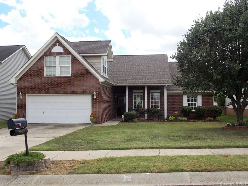 5619 Falls Ridge Ln, Charlotte, NC 28216
