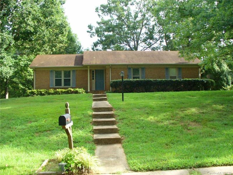 8701 Stonehurst Dr, Charlotte, NC 28214