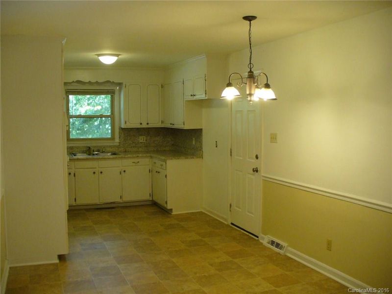 8701 Stonehurst Dr, Charlotte, NC 28214
