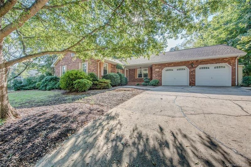2265 Londonderry Dr, Gastonia, NC 28056