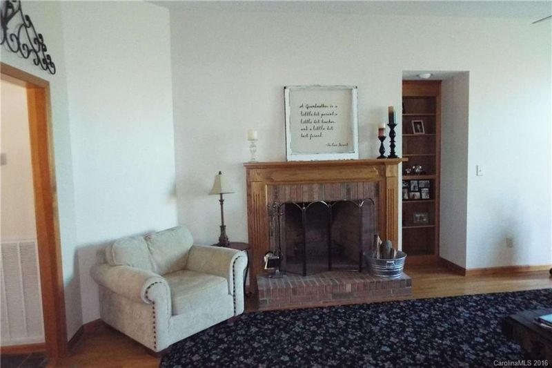 2484 Crystal Ct, Lincolnton, NC 28092