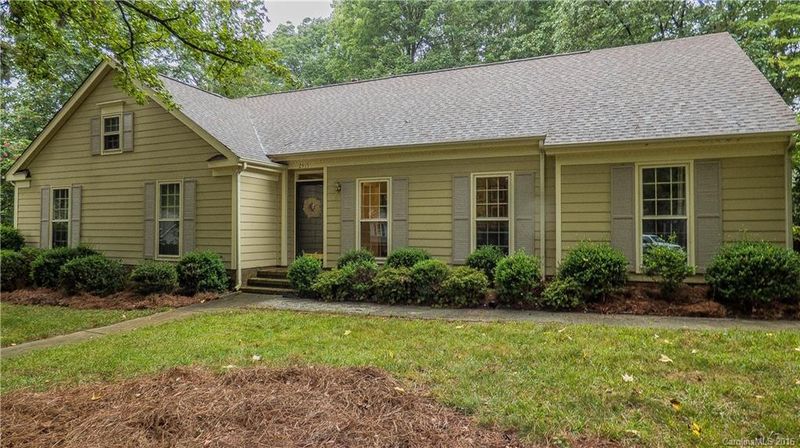 2915 Heathcroft Ct, Charlotte, NC 28269