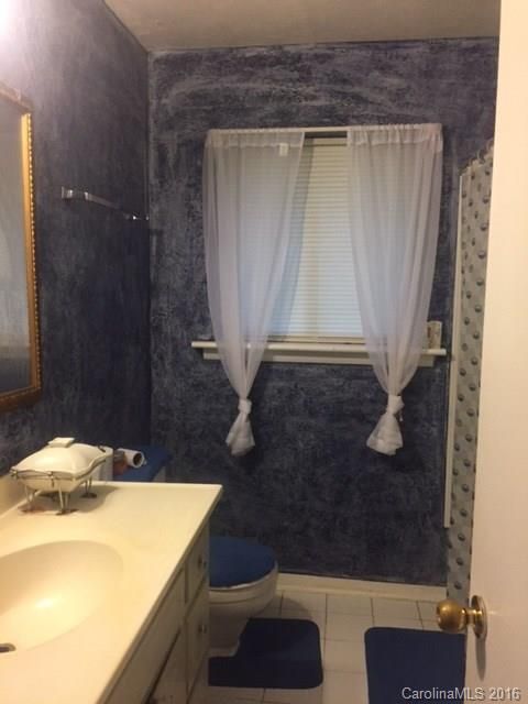 4108 Oak Forest Dr, Charlotte, NC 28215