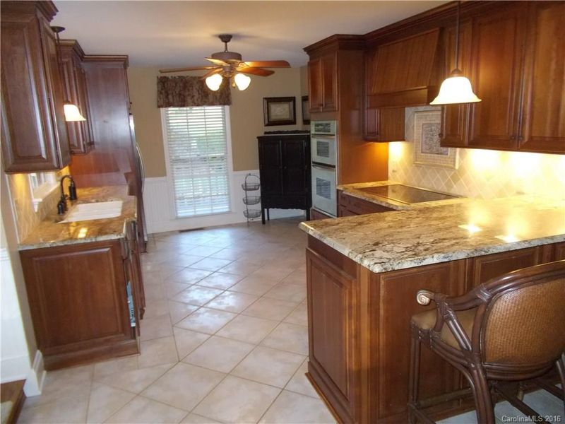 1816 Tanglebriar Ct, Matthews, NC 28104