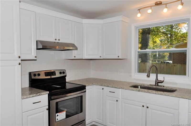 4027 Woodleaf Rd, Charlotte, NC 28205