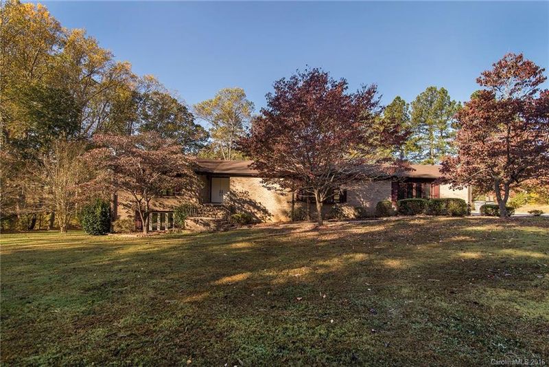 2115 Golfcrest Dr, Kannapolis, NC 28081