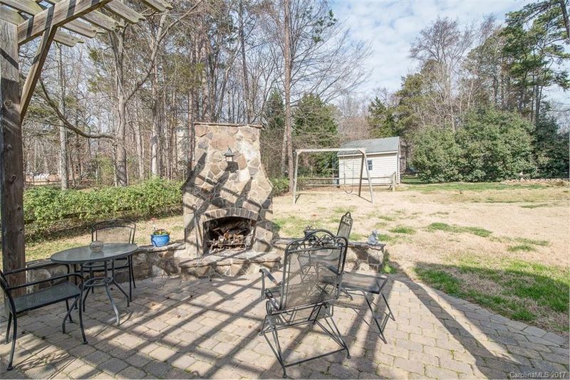 2410 Willowbrook Dr, Matthews, NC 28104