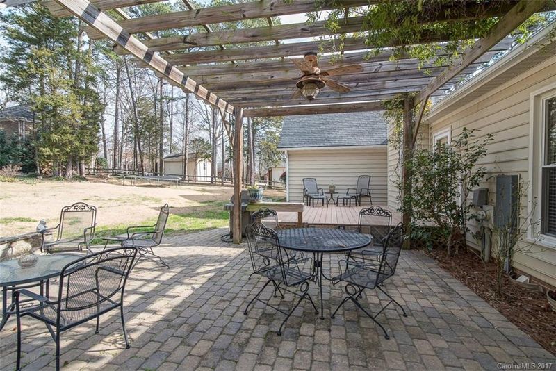 2410 Willowbrook Dr, Matthews, NC 28104