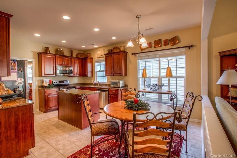 6934 Saranac Ln, Matthews, NC 28105