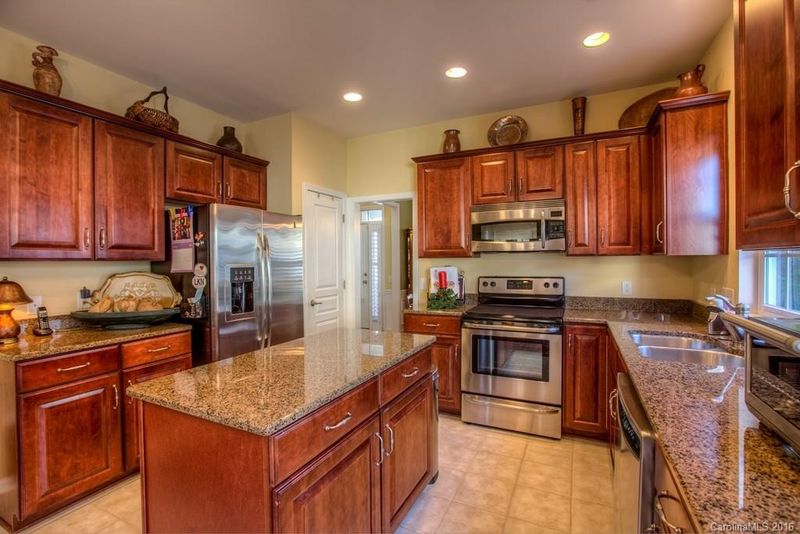 6934 Saranac Ln, Matthews, NC 28105