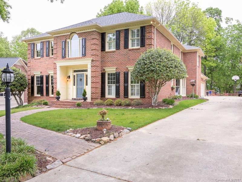 1300 Manicott Dr, Matthews, NC 28105