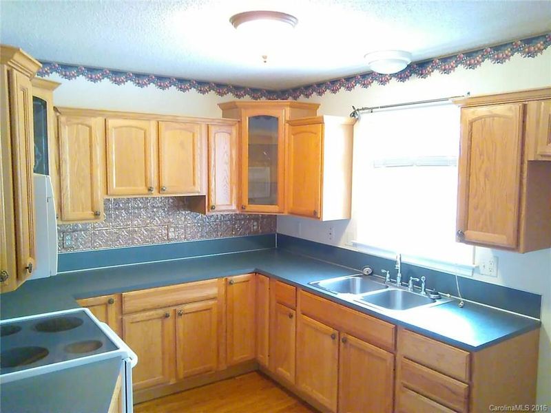1062 Creekside Dr, Lincolnton, NC 28092