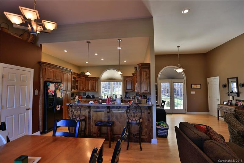 5128 Stockbridge Dr, Mount Holly, NC 28120