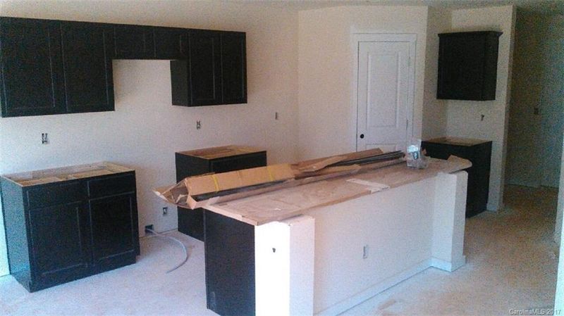 812 Plaza Walk Dr, Charlotte, NC 28215