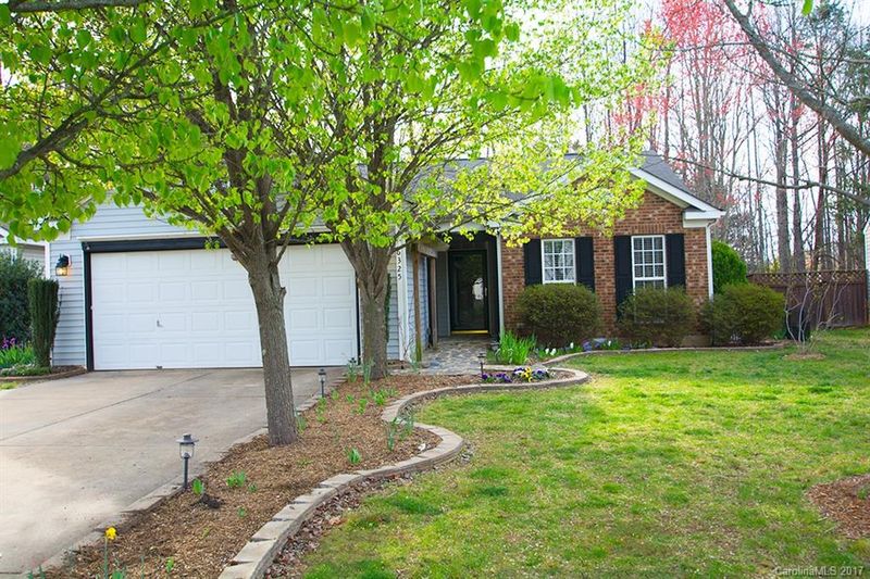 6325 Whispering Brook Ct, Charlotte, NC 28216