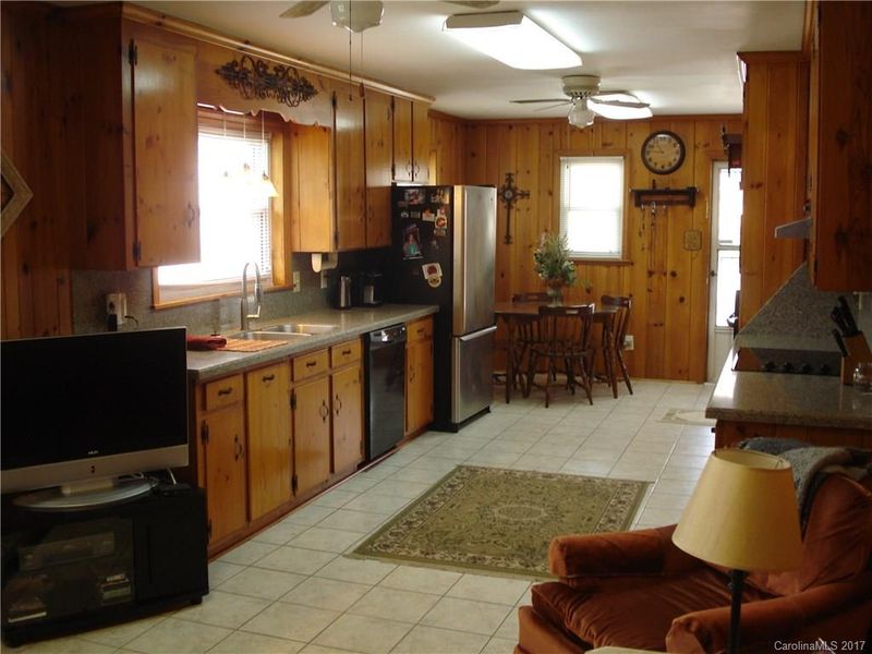 5900 Davidson Dr, Matthews, NC 28104