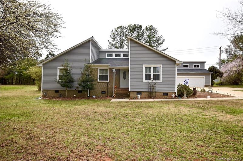 6614 Robin Nest Ln, Stanley, NC 28164