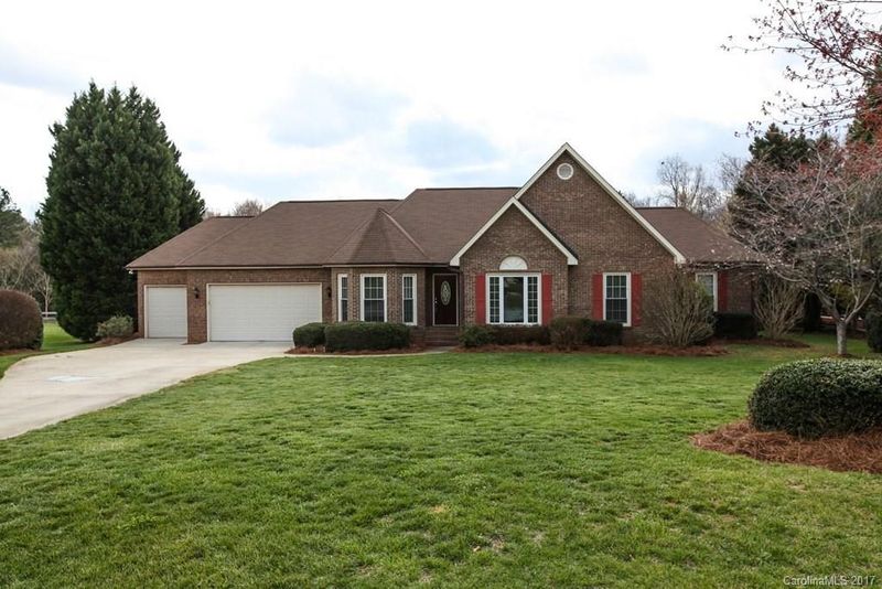 7300 Killarney Dr, Stanley, NC 28164