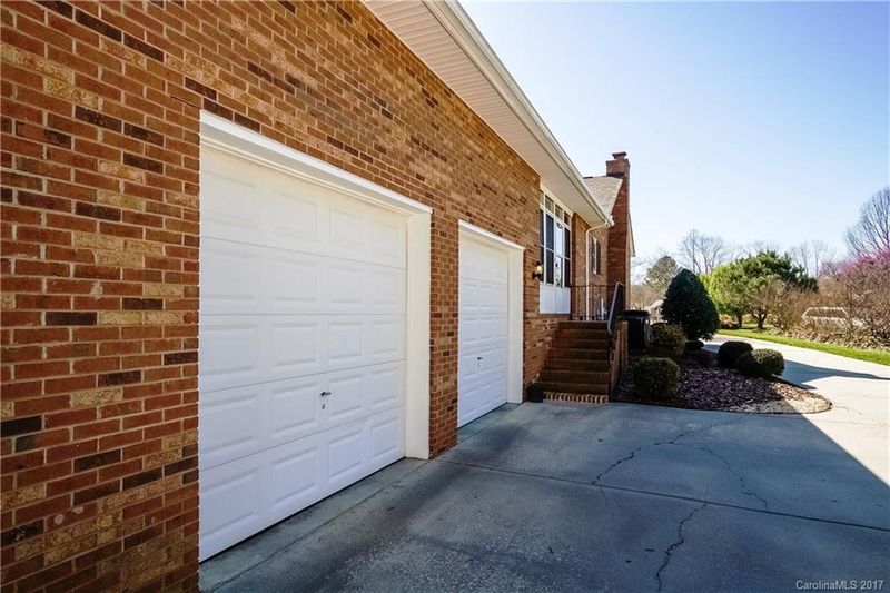 8401 Pin Oak Ct, Harrisburg, NC 28075
