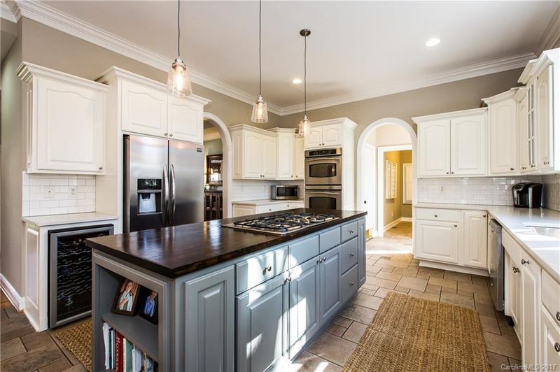800 Queen Charlottes Ct, Charlotte, NC 28211