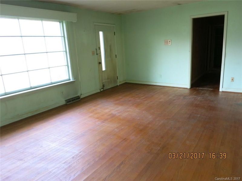 631 W 7th St, Newton, NC 28658