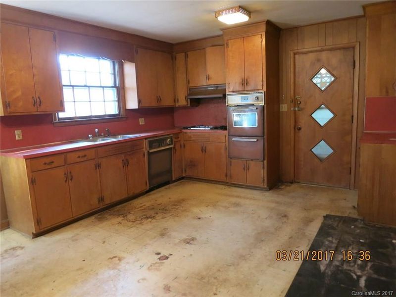 631 W 7th St, Newton, NC 28658
