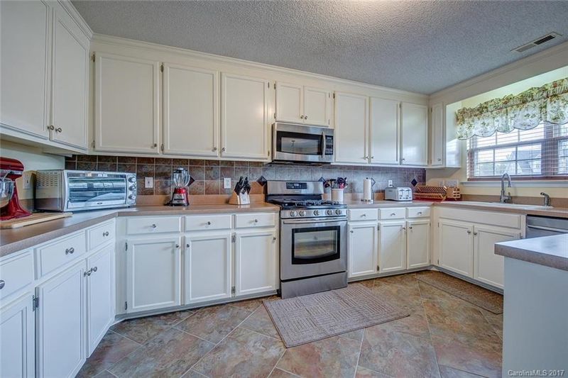 4221 Creek Ridge Dr, Gastonia, NC 28056