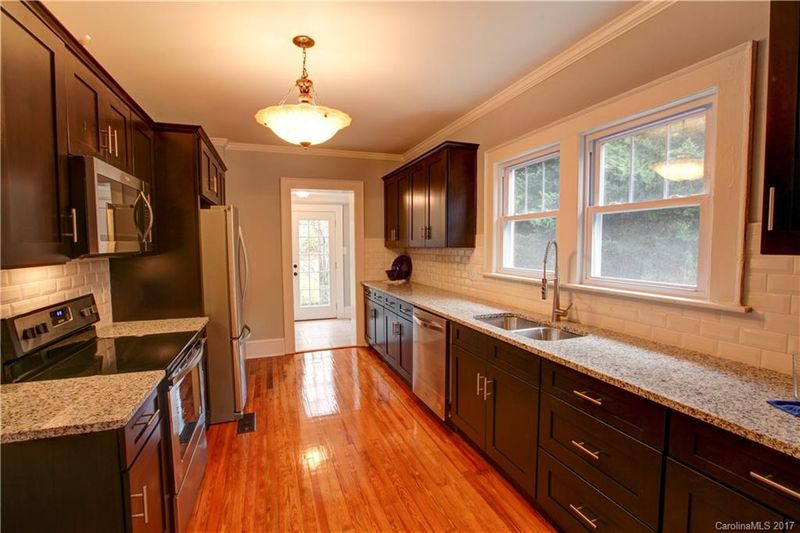 321 E Sycamore St, Lincolnton, NC 28092