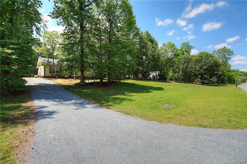 724 White Oak Ln, Matthews, NC 28104