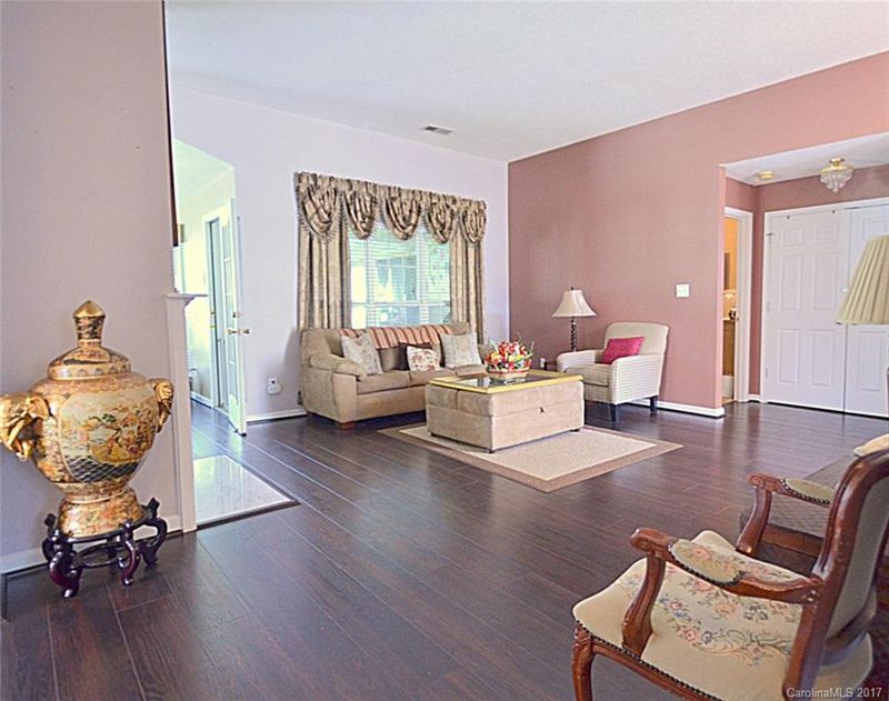 9042 Steelechase Dr, Charlotte, NC 28273