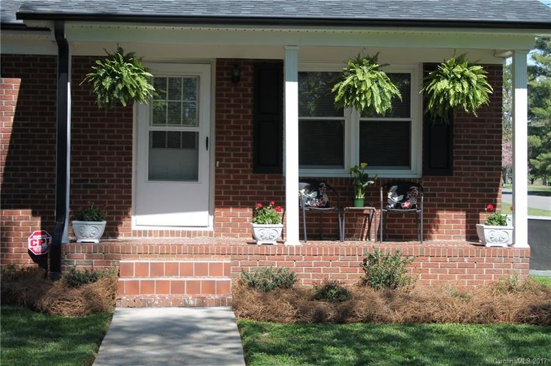 909 Iris Dr, Gastonia, NC 28056