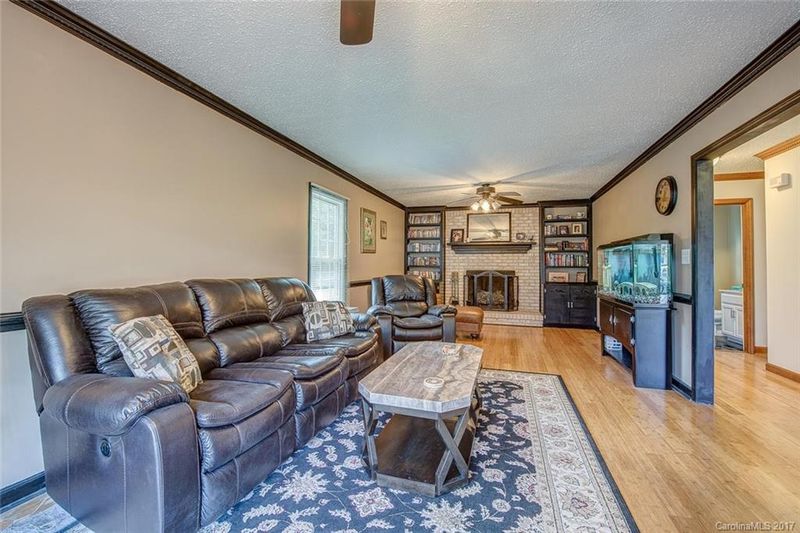 1375 Hunters Crossing Ln, Gastonia, NC 28054